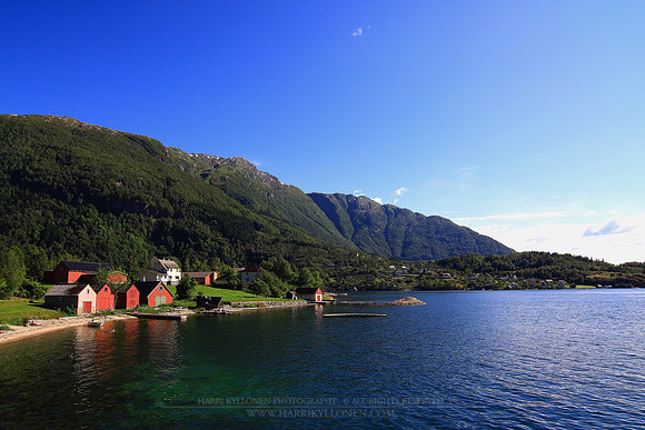1079 - Beach and mountains